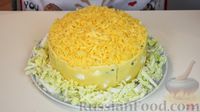 Фото приготовления рецепта: Новогодний слоёный салат "Мышки" с курицей, сыром и овощами - шаг №11