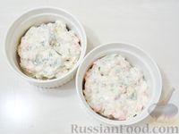 Фото приготовления рецепта: Рыба, запеченная под соусом из сметаны, помидоров и сыра - шаг №11