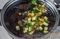 Фото приготовления рецепта: Сливочный суп с лесными грибами и цукини - шаг №11