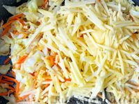 Фото приготовления рецепта: Овощное рагу из картошки, капусты и кабачков - шаг №5