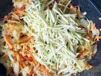 Фото приготовления рецепта: Овощное рагу из картошки, капусты и кабачков - шаг №7