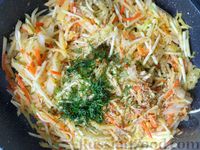 Фото приготовления рецепта: Овощное рагу из картошки, капусты и кабачков - шаг №8