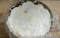 Фото приготовления рецепта: Бисквитный торт "Черепаха" со сметанным кремом и киви - шаг №14