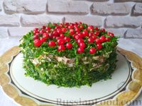 Фото к рецепту: Слоёный салат «Сосновый бор» с крабовыми палочками и грибами