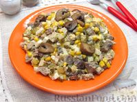 Фото к рецепту: Мясной салат с шампиньонами, солёными огурцами и кукурузой