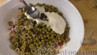 Фото приготовления рецепта: Салат "Оливье" с курицей, сладким перцем и оливками - шаг №5