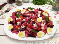 Фото к рецепту: Тёплый салат с макаронами, свёклой, творогом и перепелиными яйцами