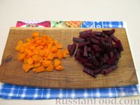 Фото приготовления рецепта: Слоёный мясной салат с сыром, морковью и черносливом - шаг №6