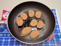 Фото приготовления рецепта: Яичница-болтунья с печёночной колбасой - шаг №5