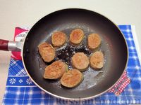 Фото приготовления рецепта: Яичница-болтунья с печёночной колбасой - шаг №6