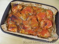 Фото к рецепту: Курица в соусе из кефира и сладкого перца, запечённая на лаваше