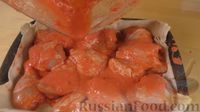 Фото приготовления рецепта: Курица в соусе из кефира и сладкого перца, запечённая на лаваше - шаг №7