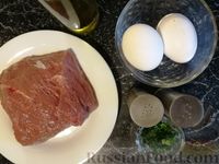 Фото приготовления рецепта: Салат с жареными кабачками, зелёным горошком и зеленью - шаг №10
