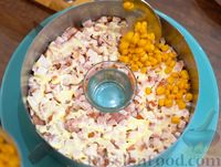 Фото приготовления рецепта: Слоёный салат с копчёной курицей и кукурузой - шаг №5