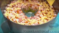 Фото приготовления рецепта: Слоёный салат с копчёной курицей и кукурузой - шаг №4