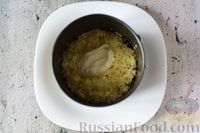 Фото приготовления рецепта: Слоёный салат с крабовыми палочками, ветчиной, плавленым сыром и яблоком - шаг №11