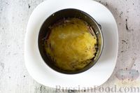 Фото приготовления рецепта: Слоёный салат с крабовыми палочками, ветчиной, плавленым сыром и яблоком - шаг №14