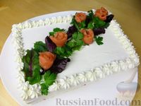 Фото к рецепту: Закусочный бисквитный торт с рыбной начинкой