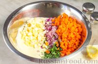 Фото приготовления рецепта: Закуска из сельди со сметаной, сладким перцем, маринованным огурцом и морковью - шаг №12