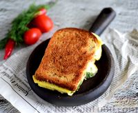 Фото приготовления рецепта: Сэндвич с яйцом, сыром и помидорами - шаг №11