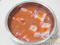 Фото приготовления рецепта: Запечённые свиные ребрышки в томатном маринаде - шаг №7