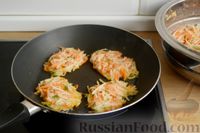Фото приготовления рецепта: Картофельно-морковные драники - шаг №12
