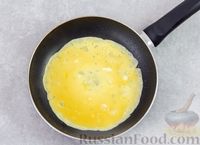 Фото приготовления рецепта: Яичные конвертики с сыром и ветчиной - шаг №3