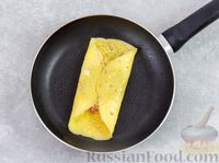 Фото приготовления рецепта: Яичные конвертики с сыром и ветчиной - шаг №5