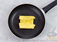 Фото приготовления рецепта: Яичные конвертики с сыром и ветчиной - шаг №6