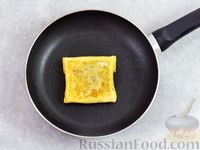 Фото приготовления рецепта: Яичные конвертики с сыром и ветчиной - шаг №7