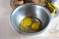 Фото приготовления рецепта: Салат с консервированной скумбрией, солёными огурцами и яичными блинчиками - шаг №3
