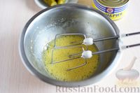Фото приготовления рецепта: Салат с консервированной скумбрией, солёными огурцами и яичными блинчиками - шаг №4