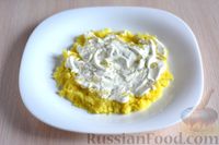 Фото приготовления рецепта: Салат с консервированной скумбрией, солёными огурцами и яичными блинчиками - шаг №9