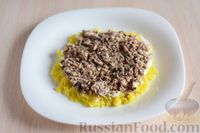 Фото приготовления рецепта: Салат с консервированной скумбрией, солёными огурцами и яичными блинчиками - шаг №10