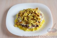Фото приготовления рецепта: Салат с консервированной скумбрией, солёными огурцами и яичными блинчиками - шаг №11
