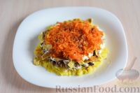 Фото приготовления рецепта: Салат с консервированной скумбрией, солёными огурцами и яичными блинчиками - шаг №12