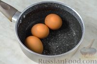 Фото приготовления рецепта: Салат с креветками, кукурузой, яйцами и сухариками - шаг №2