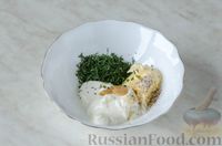 Фото приготовления рецепта: Салат с креветками, кукурузой, яйцами и сухариками - шаг №7