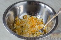 Фото приготовления рецепта: Салат с креветками, кукурузой, яйцами и сухариками - шаг №9