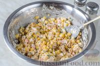 Фото приготовления рецепта: Салат с креветками, кукурузой, яйцами и сухариками - шаг №13