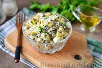 Фото к рецепту: Салат с жареными вешенками, солёными огурцами и яйцами