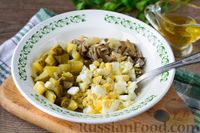 Фото приготовления рецепта: Салат с жареными вешенками, солёными огурцами и яйцами - шаг №7
