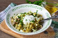 Фото приготовления рецепта: Салат с жареными вешенками, солёными огурцами и яйцами - шаг №8