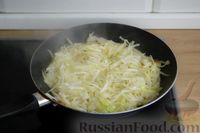 Фото приготовления рецепта: Сэндвичи с капустой, варёным яйцом и сыром - шаг №4