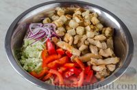 Фото приготовления рецепта: Салат с курицей, овощами, мандаринами и фетой - шаг №17