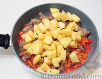 Фото приготовления рецепта: Жаркое из баранины с картофелем, сладким перцем и помидором - шаг №11