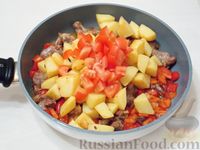 Фото приготовления рецепта: Жаркое из баранины с картофелем, сладким перцем и помидором - шаг №12