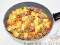 Фото приготовления рецепта: Жаркое из баранины с картофелем, сладким перцем и помидором - шаг №13