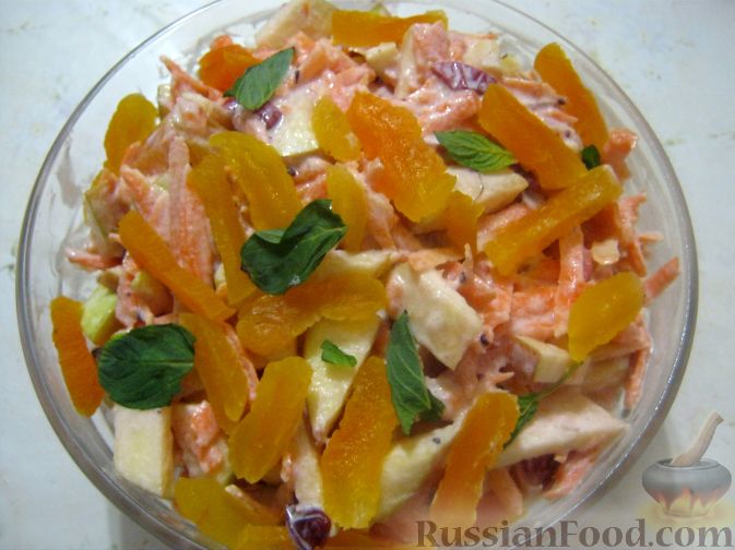 2. Салат из свежей свёклы с морковью, оливками и горчичной заправкой
