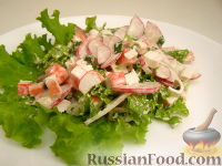 Фото к рецепту: Салат с крабовыми палочками и редисом